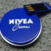 Nivea-USB-Stick aus Aluminium in Pantone lackiert und eingebautem Schiebemechanismus auf der Rückseite