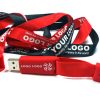Rote und schwarze Stoffbänder mit USB-Stick und Doppelnutzen