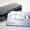Gravur auf einer USB-Aluvisitenkarte mit silberner Metallbox