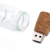 USB-Stick im Echtkorkgehäuse mit kleinem Glasbehälter