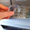 Drücken von Knöpfen am Geldautomat ohne die Finger benutzen zu müssen